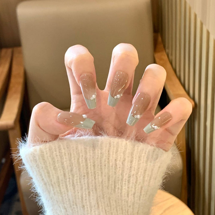 Playful artificial nails with glitter and colorful patterns Kalsten