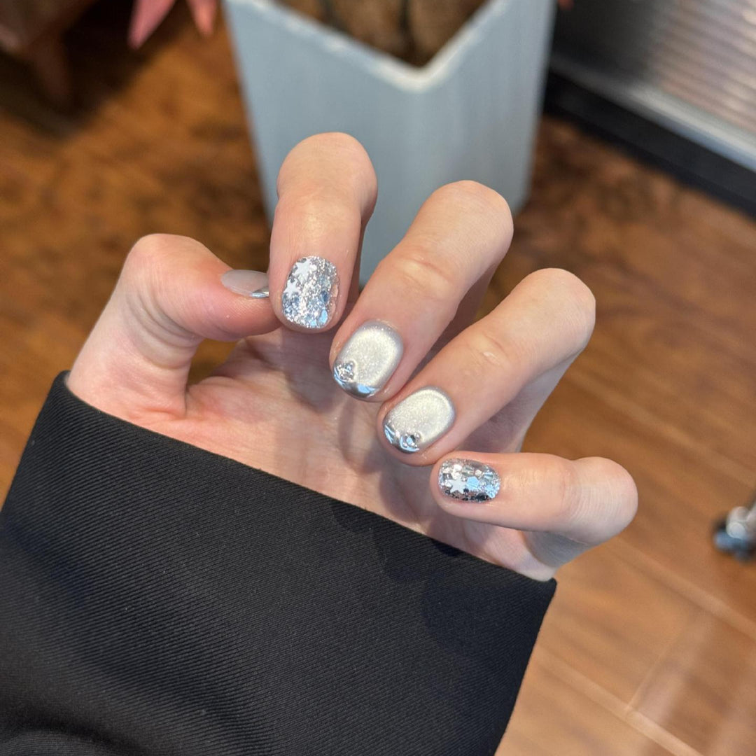 Glamorous artificial nails with radiant metallic finish Kalsten
