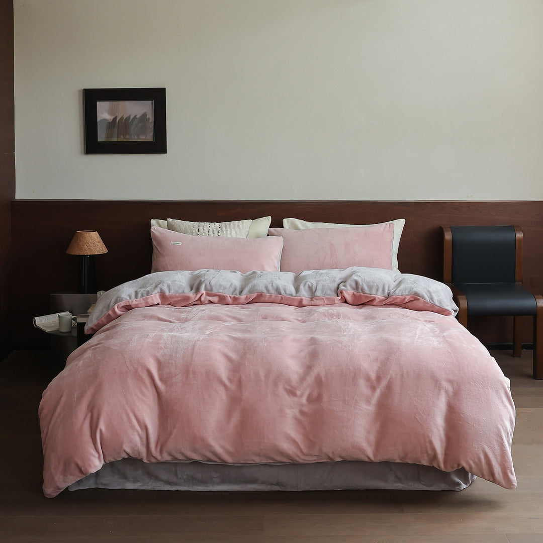 Plush bedding set with velvety microfiber surface Kalsten