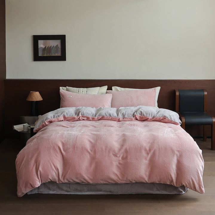 Plush bedding set with velvety microfiber surface Kalsten