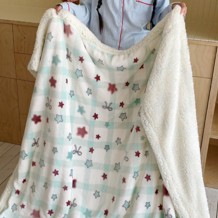 Reversible cuddle blanket with Sherpa fleece, cute dog illustrations and checkered pattern
