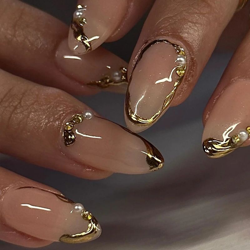 Elegant artificial nails with golden accents Kalsten