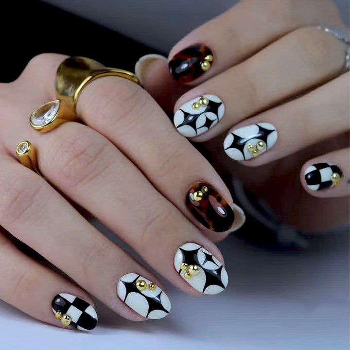 Artificial nails with modern geometric pattern and golden accents Kalsten