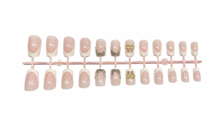 Artificial nail set with elegant gold embellishments Kalsten