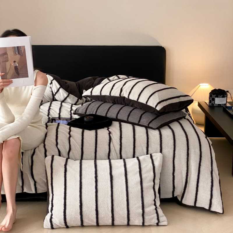 Cozy reversible daybed cover made of microfleece with wide stripes