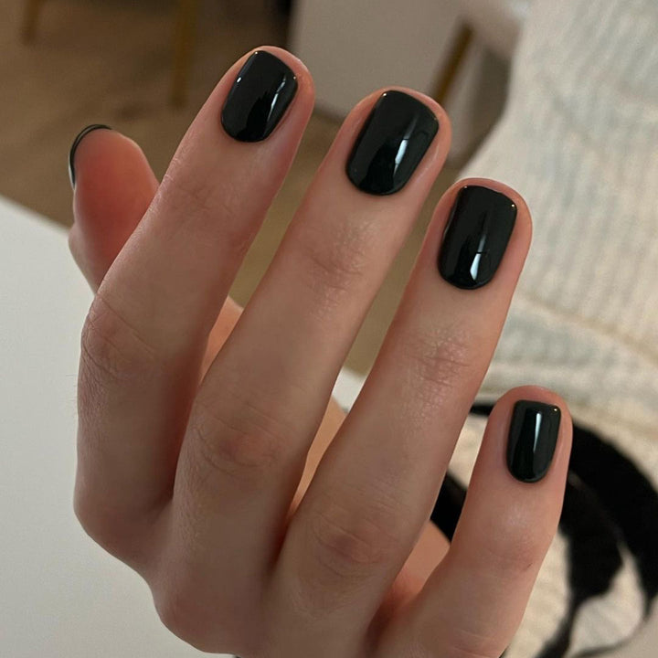 Glamorous nail art with high-gloss finish Kalsten
