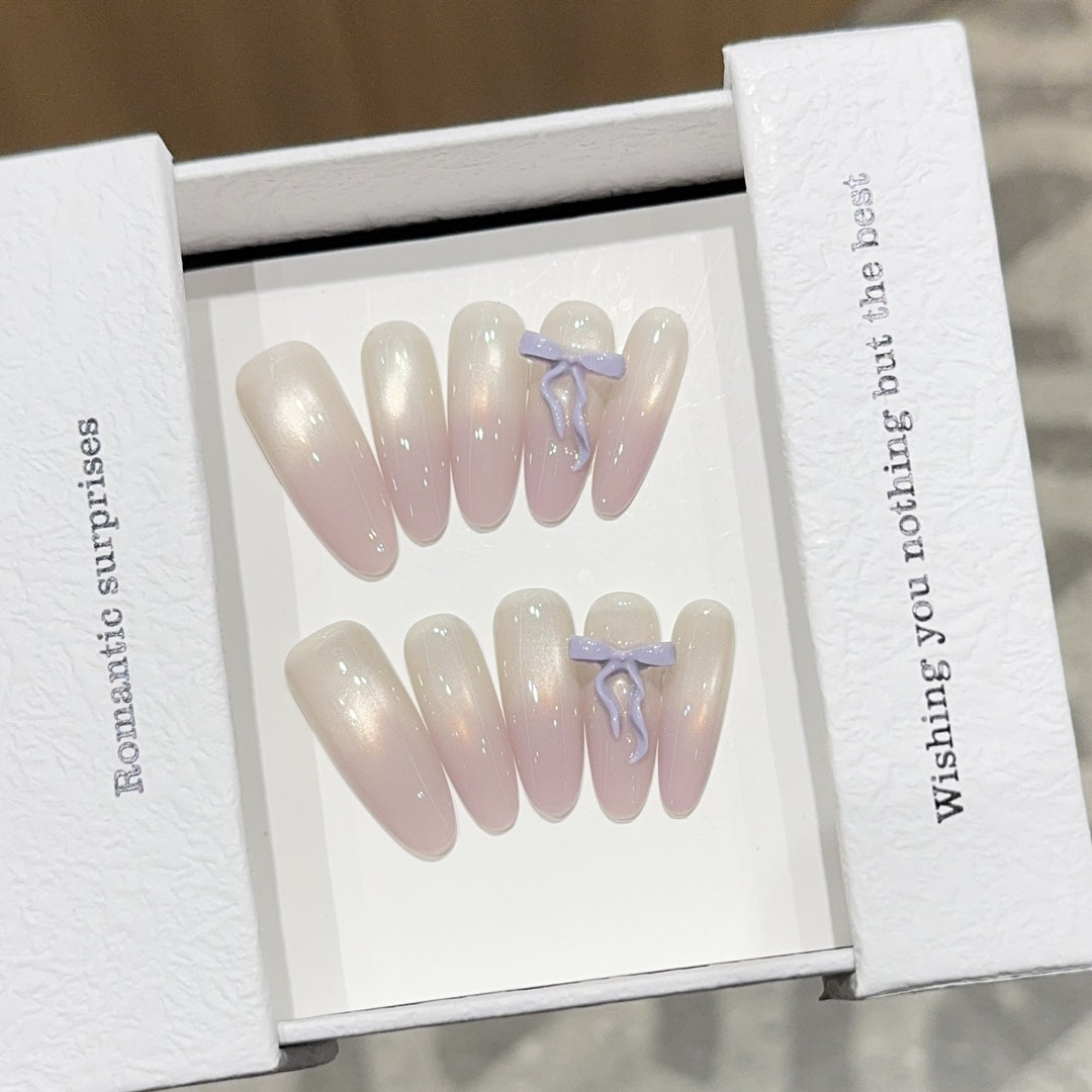 Artificial nails with romantic design and shimmering accents Kalsten