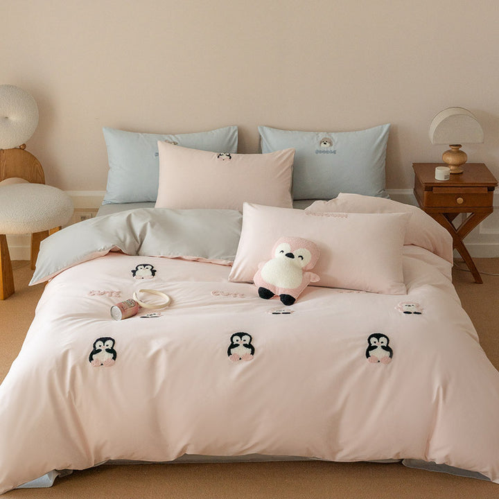 Embroidered bedding set with panda motif made of cotton satin and reversible function