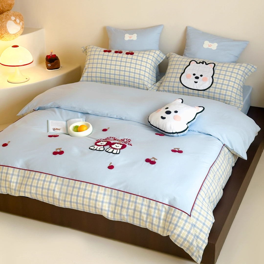 Children's bedding set with appliquéd winter figures and checkered ruffle
