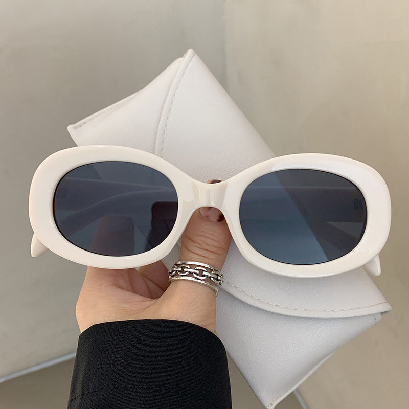 Ladies fashionable sunglasses in elegant oval design with sturdy frame Kalsten