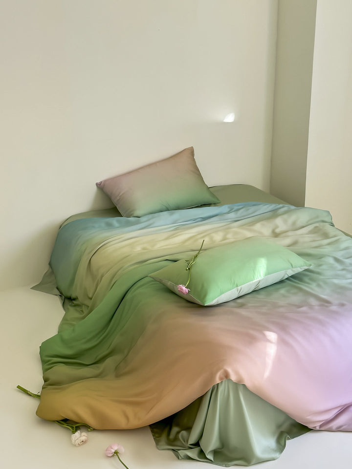 Bedding set made of satin with a soft ombre color gradient and a silky-matte feel