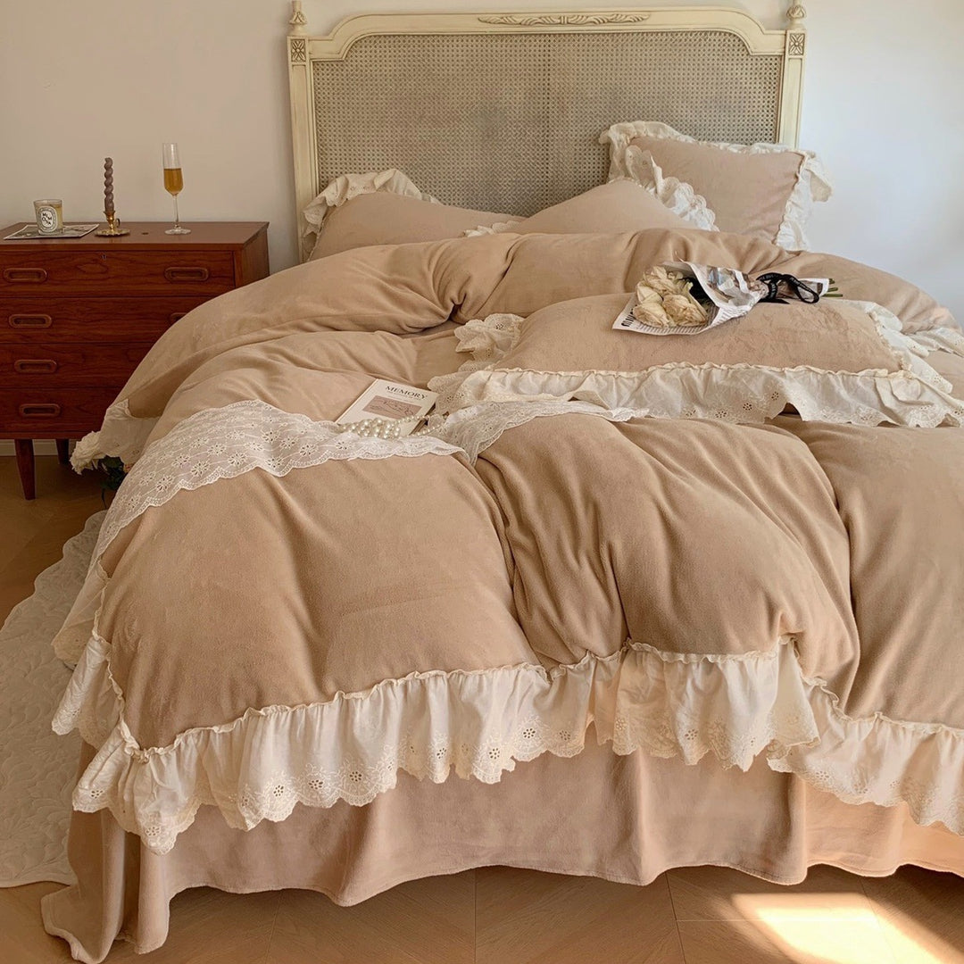 Cozy microfleece bedding set in vintage cottage style with cotton lace trim
