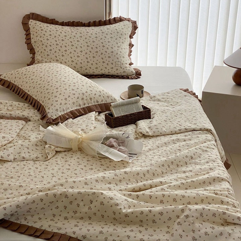 Bedding set made of cotton percale with gathered frill edge and fine floral print