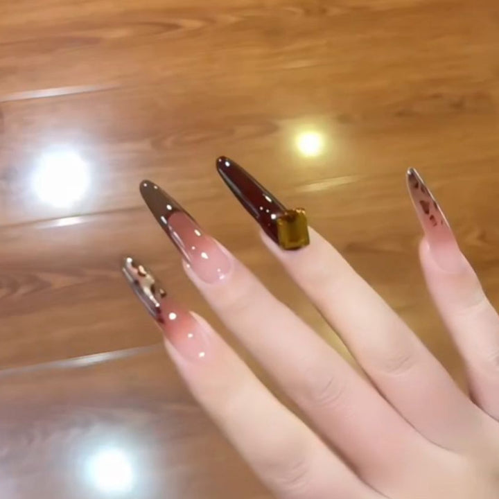 Artificial nails with elegant glitter and gold accent design Kalsten