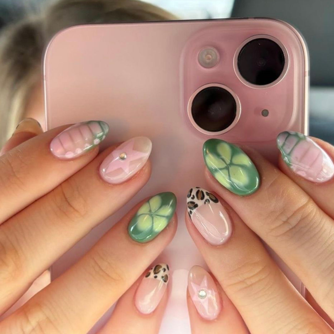 Artificial nail art with floral accents Kalsten