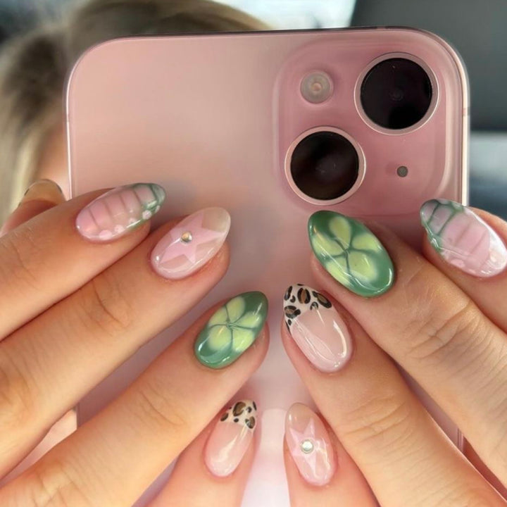 Artificial nail art with floral accents Kalsten