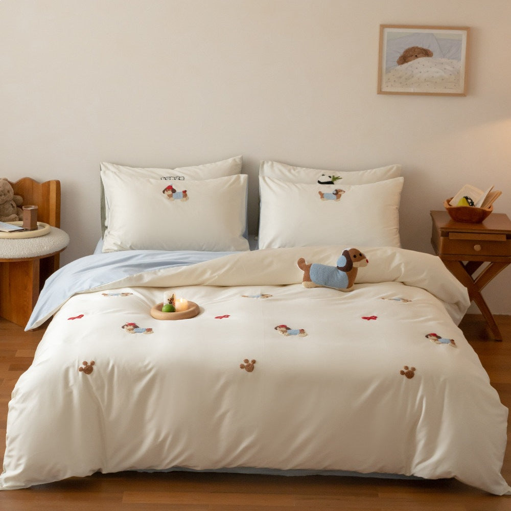 Children's bedding set with embroidered dachshund motifs made of soft cotton satin and reversible function