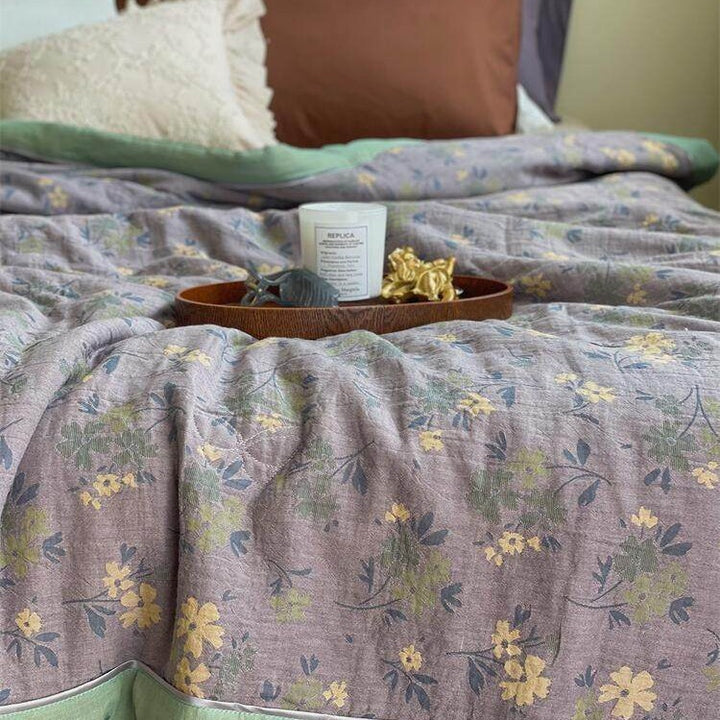 Lightly quilted throw blanket in retro floral jacquard made from cotton-linen mix