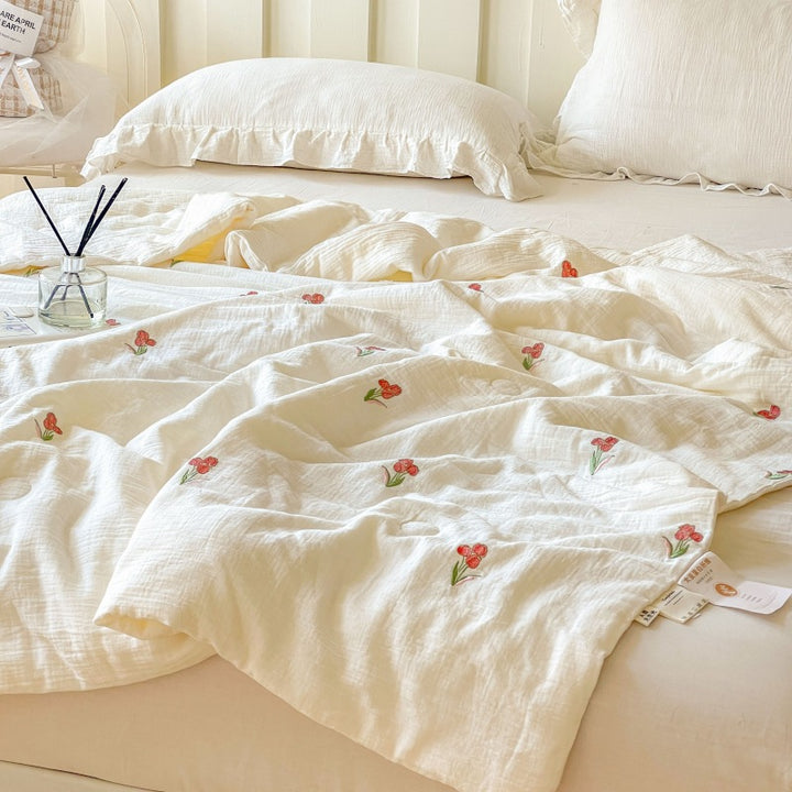 Women lightweight and breathable quilt with delicate floral patterns Kalsten