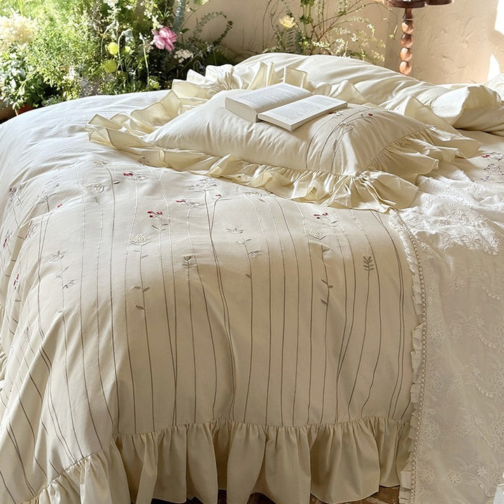 Cotton-linen bed set with embroidered meadow motif & ruffled bed skirt