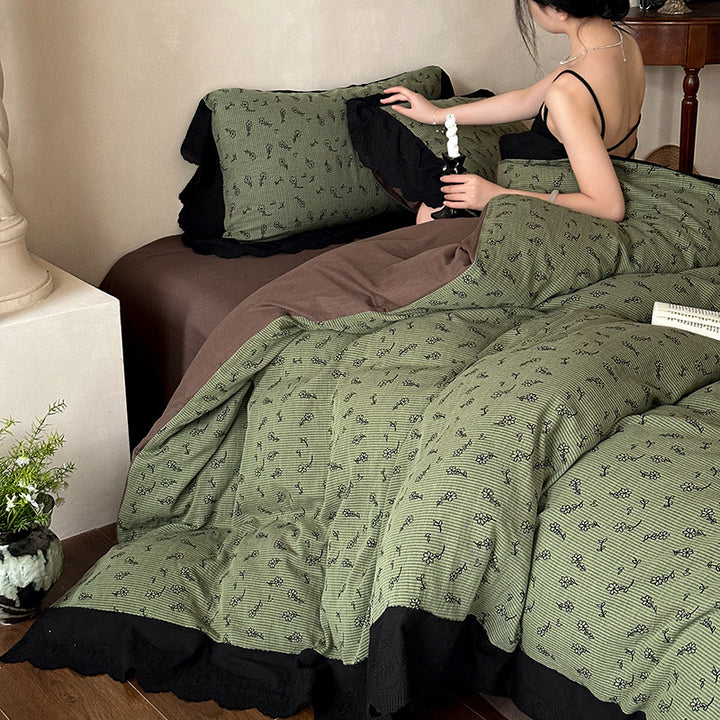 Floral bedding set made of fine cotton jacquard with contrasting ruffle and soft quilt