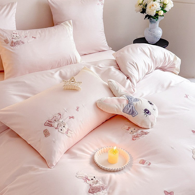Cuddly bed linen set for children with embroidered bunny motifs and plush pillow