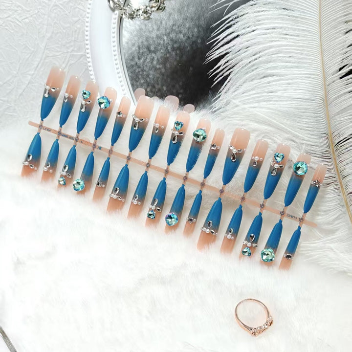 Artificial nails with elegant glitter and stone details Kalsten