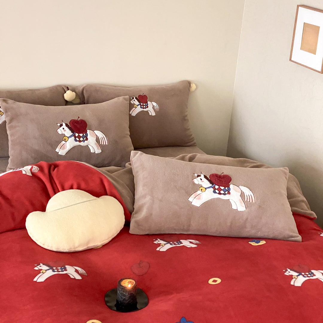 Cozy bedding set made of velvet with horse appliqué