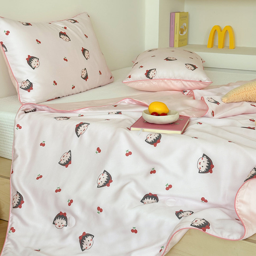 Children's duvet cover set made of satin with child-friendly vehicle print and reversible backside