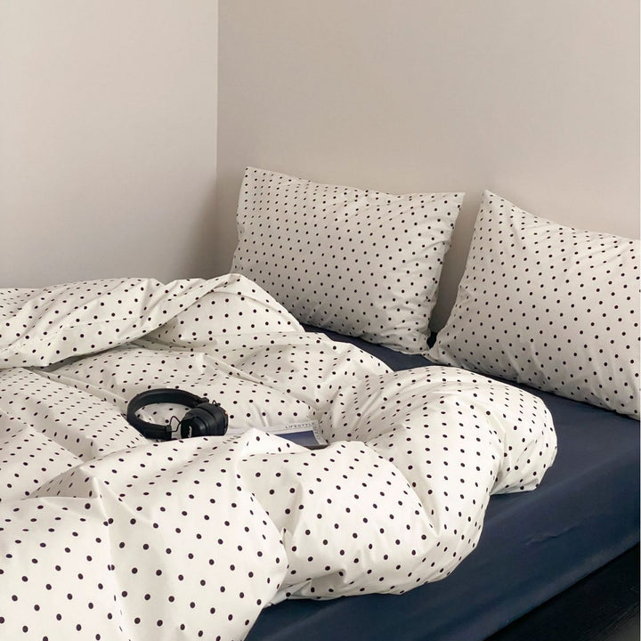 Cotton percale bedding set with minimalist polka dot pattern and hotel closure