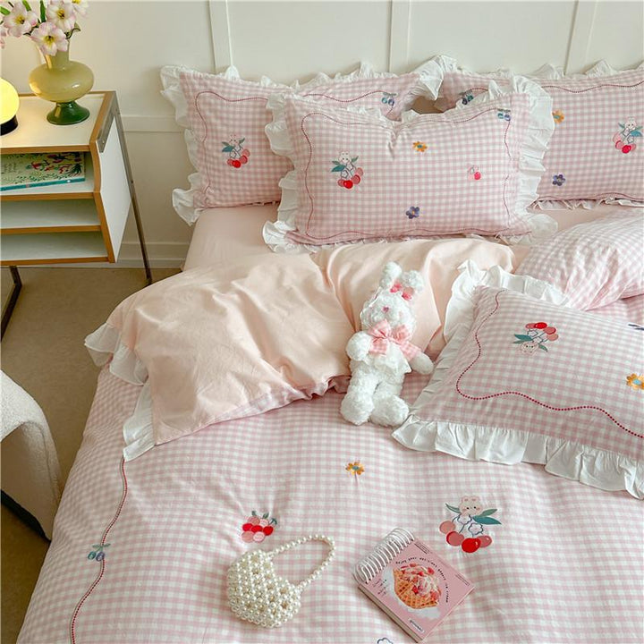 Playful cotton bedding set with ruffles and appliqués