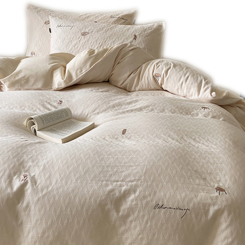 Quilted bedding set made of organic cotton with subtly embroidered mini motifs