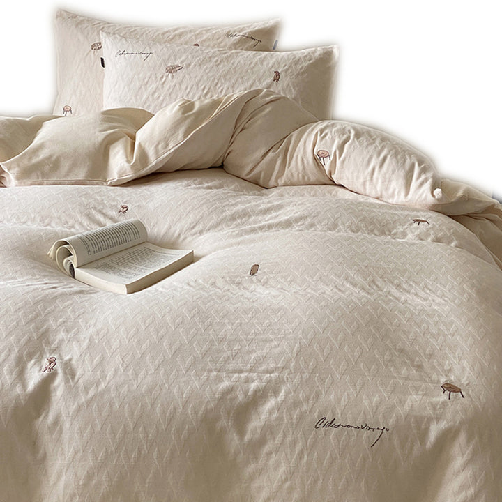 Quilted bedding set made of organic cotton with subtly embroidered mini motifs