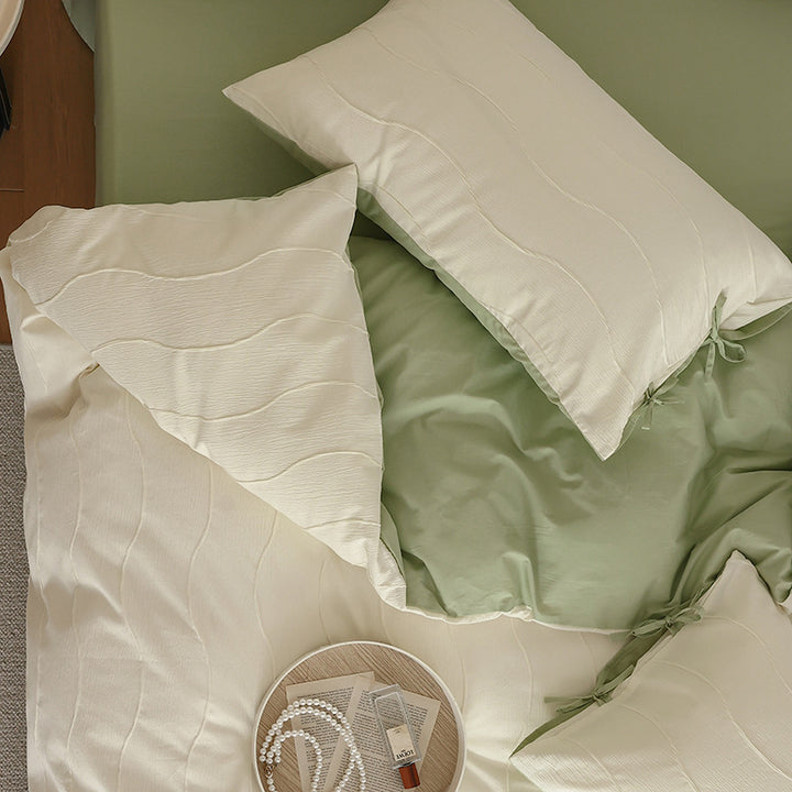 Wave-structured bedding set made from fine cotton blend with texture effect