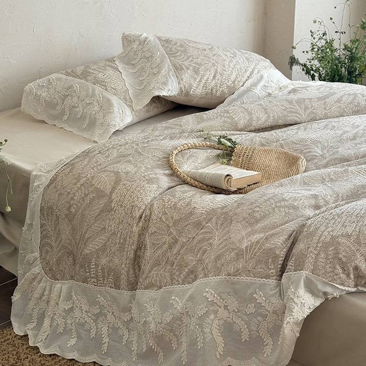 Quilt set in botanical jacquard with embroidered lace ruffle