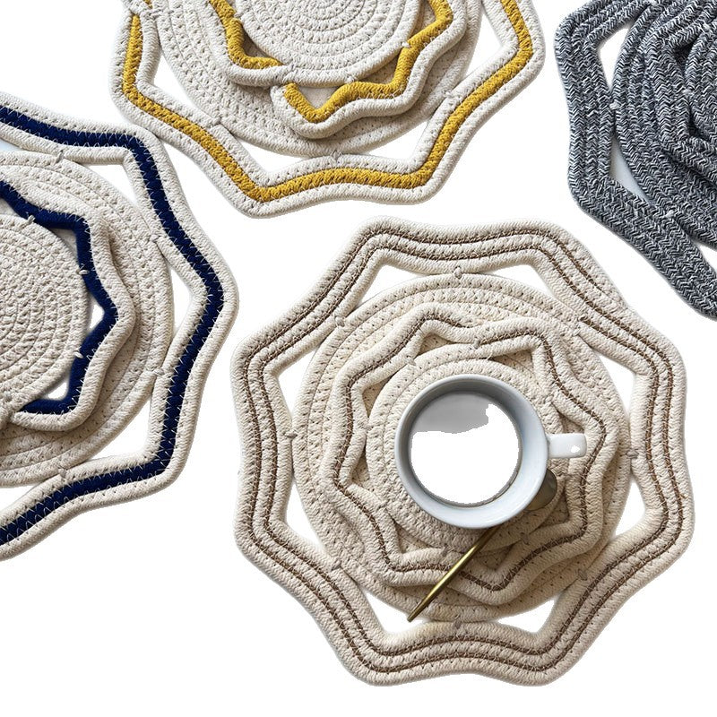 Braided cotton placemat with wavy edge and decorative contrast border