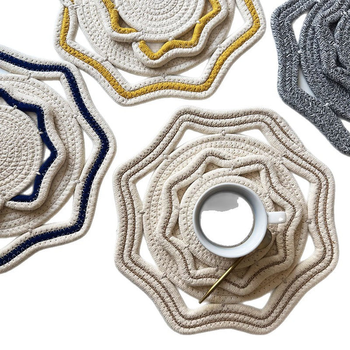 Braided cotton placemat with wavy edge and decorative contrast border