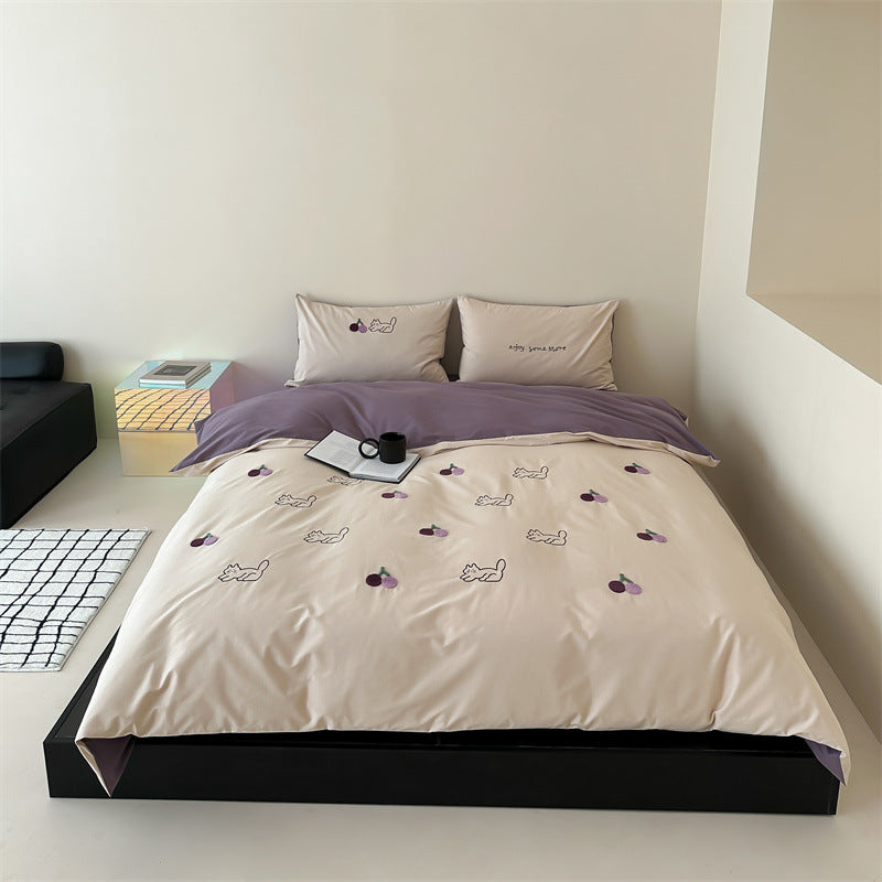 Embroidered reversible bedding set made of cotton satin with cat and cherry motif