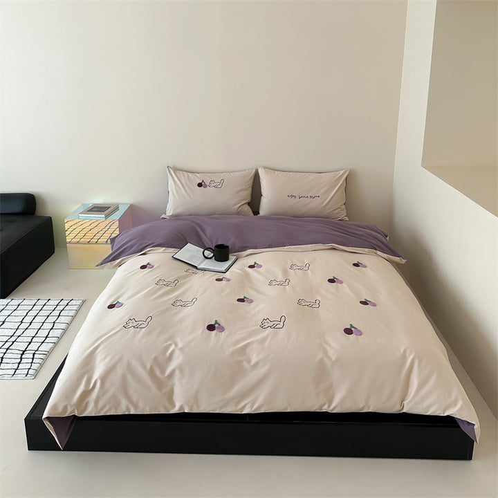 Embroidered reversible bedding set made of cotton satin with cat and cherry motif