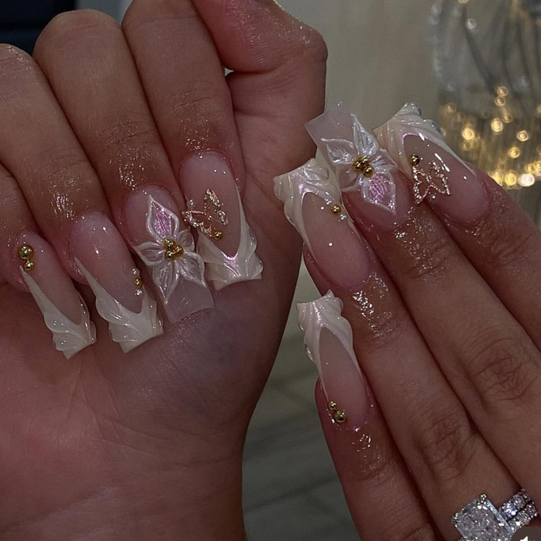 Elegant artificial nails with floral design and gold accents Kalsten