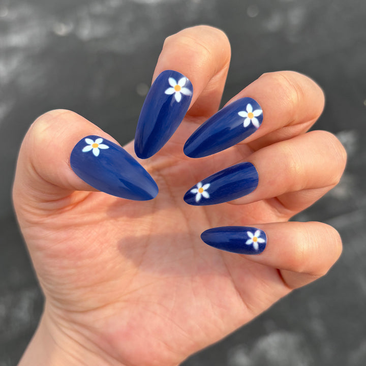 Artistic Floral Press-On Nail Design Kalsten