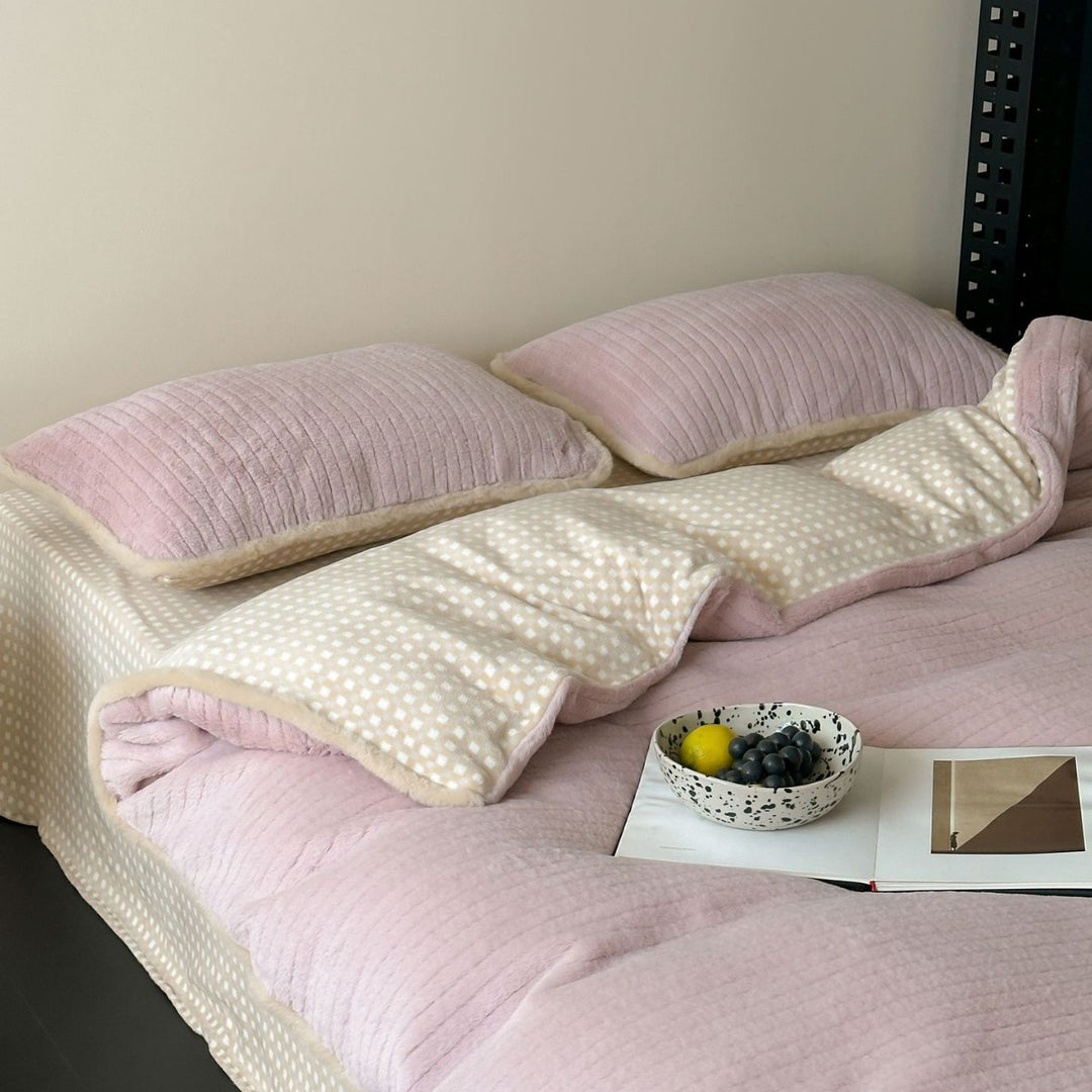 Quilted plush bedding set with ribbed velvet structure and contrasting piping