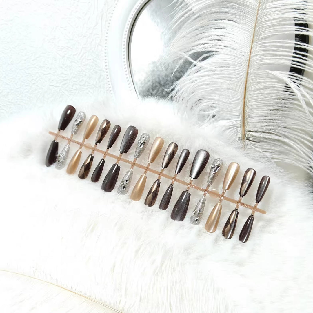 Glamorous Art Nails in Elegant Metallic Look Kalsten