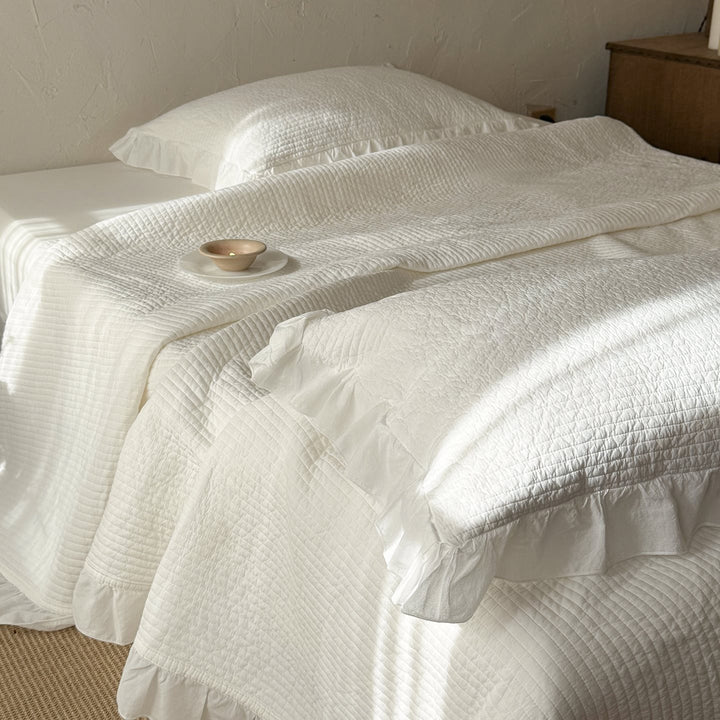 Quilted cotton bedspread and pillowcase set with ruffled edge