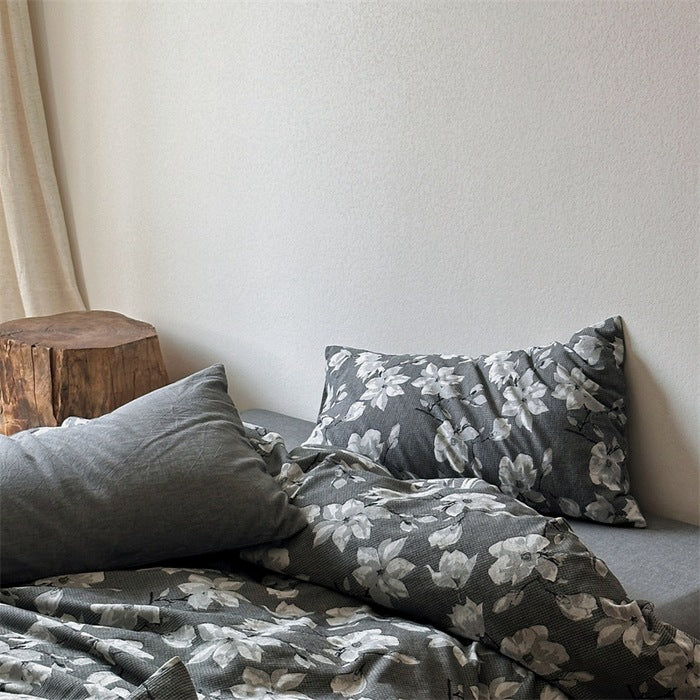 Bedding set made of cotton percale with delicate floral pattern and integrated fitted sheet