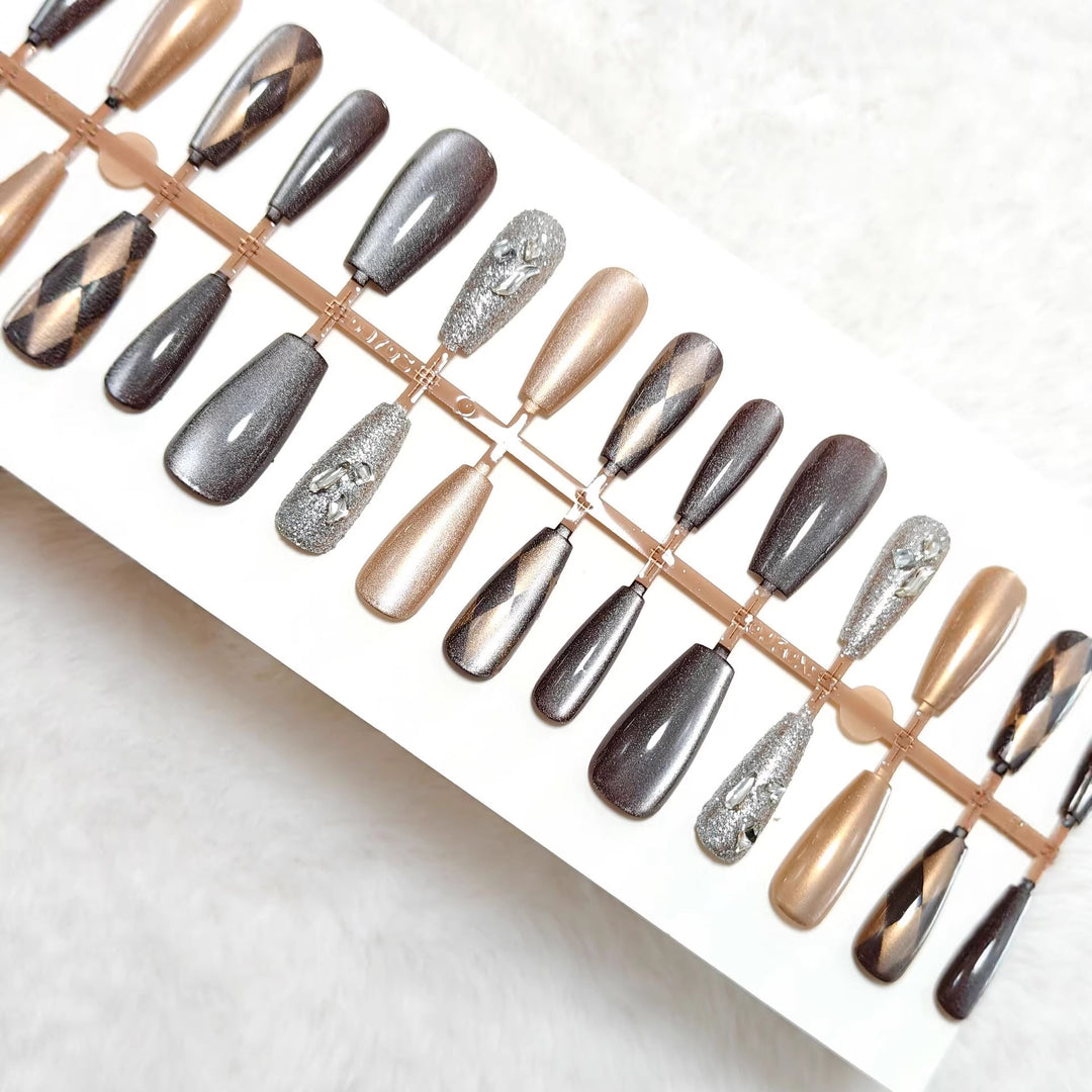 Glamorous Art Nails in Elegant Metallic Look Kalsten