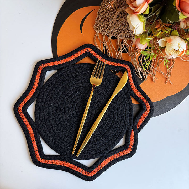Braided cotton placemat with wavy edge and decorative contrast border