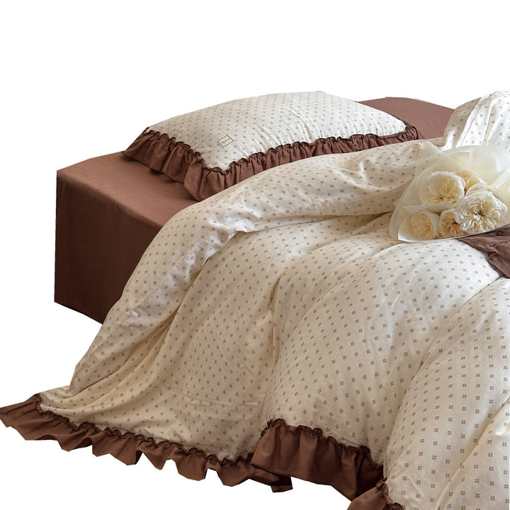 Bedding set with ruffled edges and fine minimalist pattern