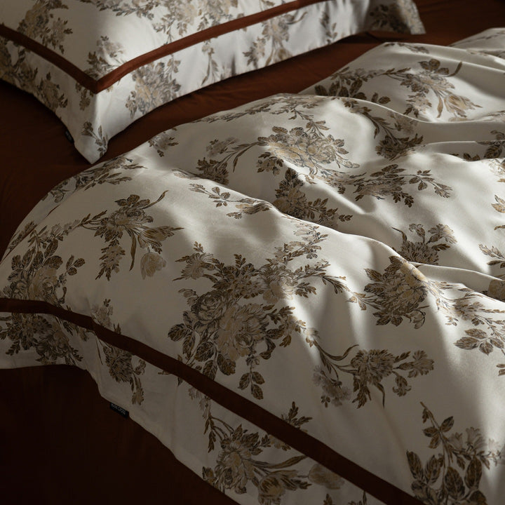 Duvet cover set made of cotton percale with subtle leaf allover and piped edge