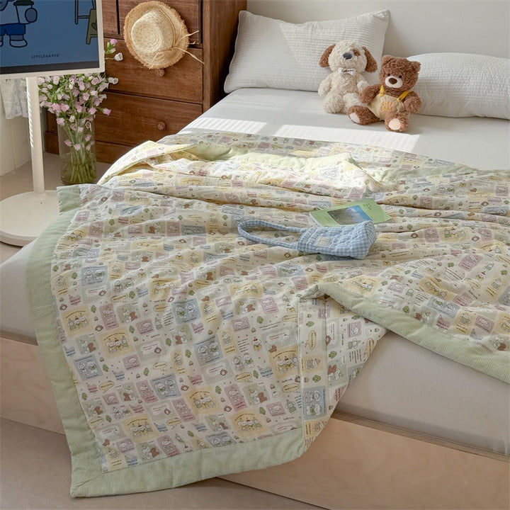 Children's quilt with light filling and cute animal castle print